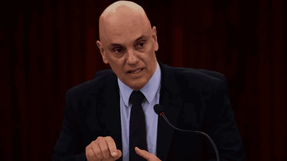 STF notifica Câmara para cortar salário de Zambelli; decisão será de Hugo Motta