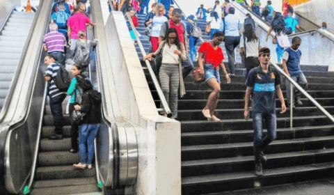 VÍDEO: homem bate a cabeça e fica preso em escada rolante da Rodoviária de Brasília