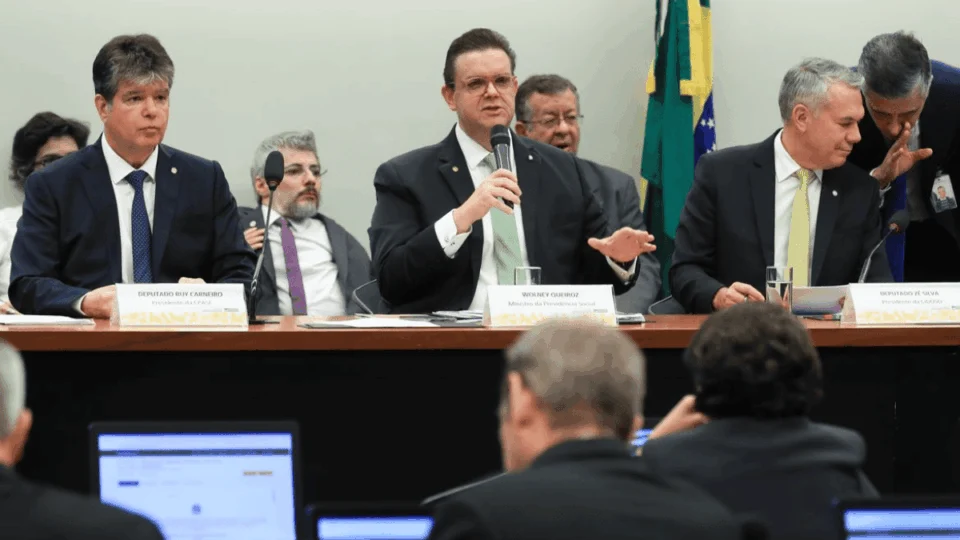 Tesouro Nacional bancará devolução a aposentados lesados, diz ministro da Previdência