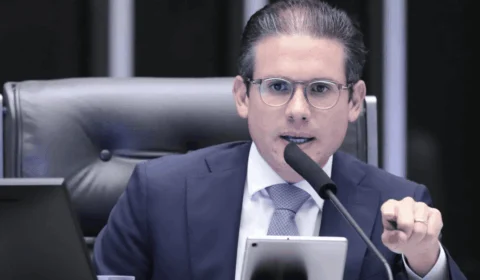 Hugo Motta pauta urgência de projeto que derruba aumento do IOF