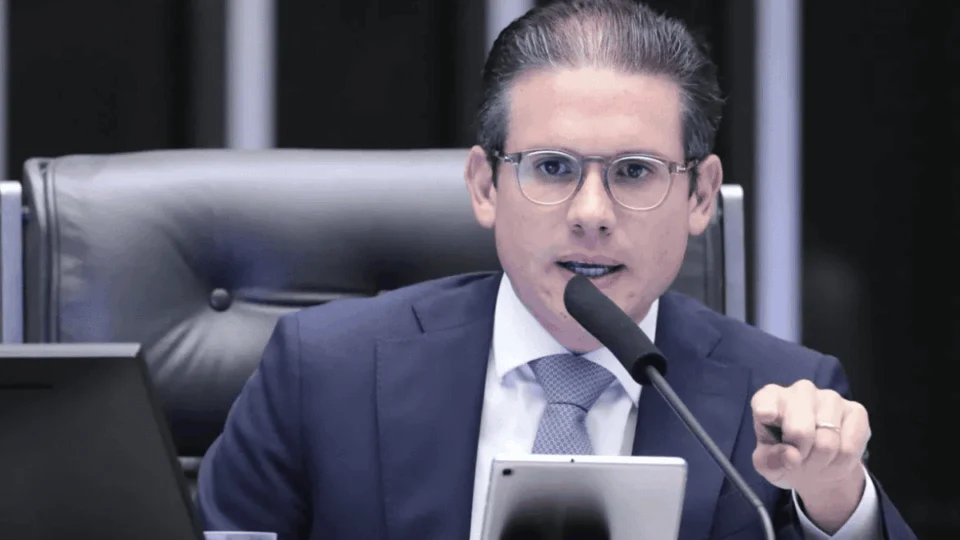 Hugo Motta pauta urgência de projeto que derruba aumento do IOF