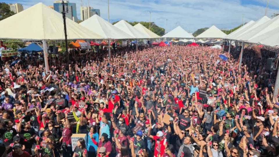 VÍDEO: protesto de professores no DF termina com confusão e uso de spray de pimenta