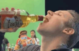 Direto na goela: veja o momento em que Hugo Motta vira garrafa de uísque em festa