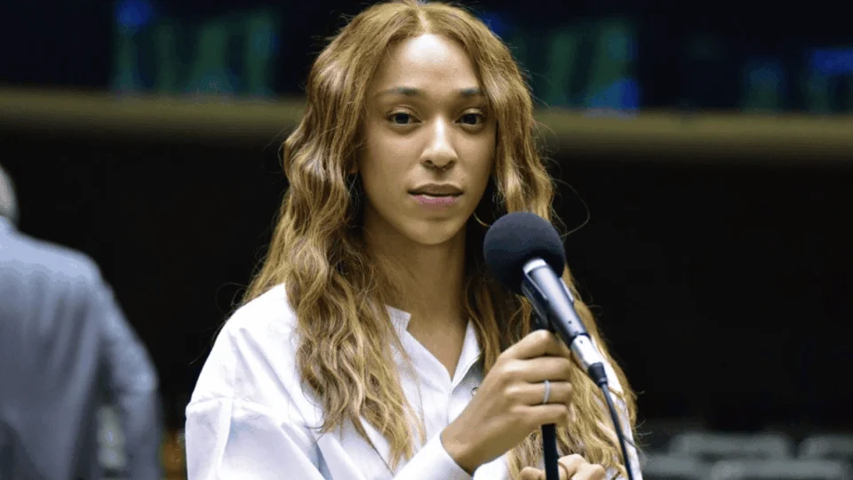 Erika Hilton rebate boatos e nega contratação de maquiadores com verba da Câmara: ‘não me intimidam’