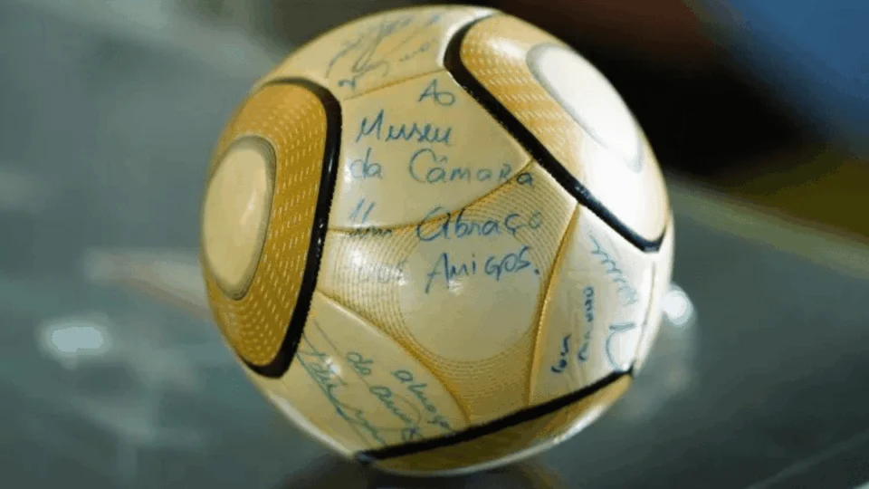 Furto de bola autografada por Neymar pesa em condenação de 17 anos no STF