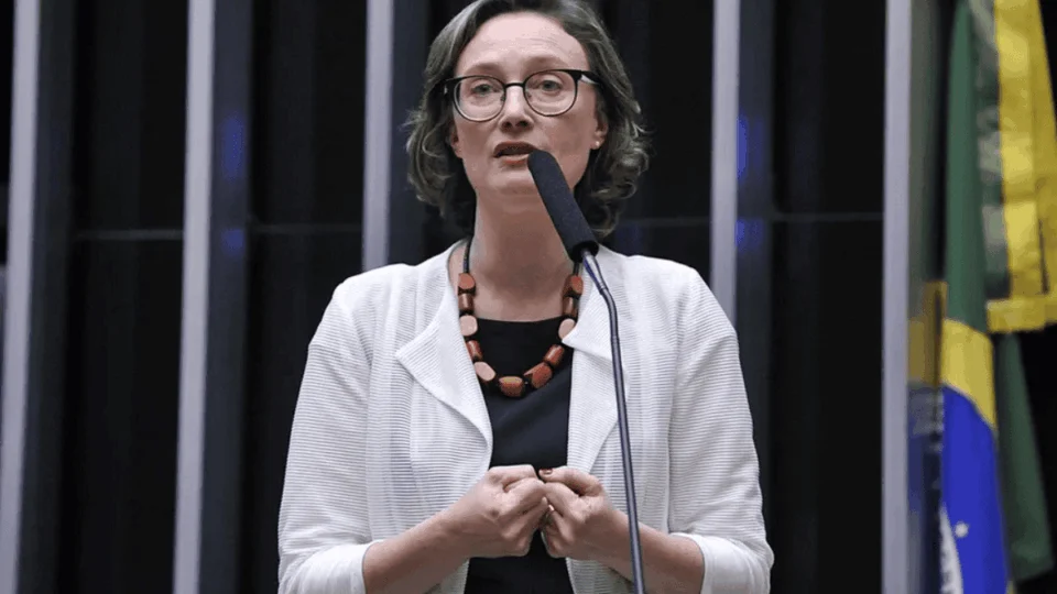 Entenda a estratégia de deputada do PT para pressionar o Congresso e evitar elevação do IOF