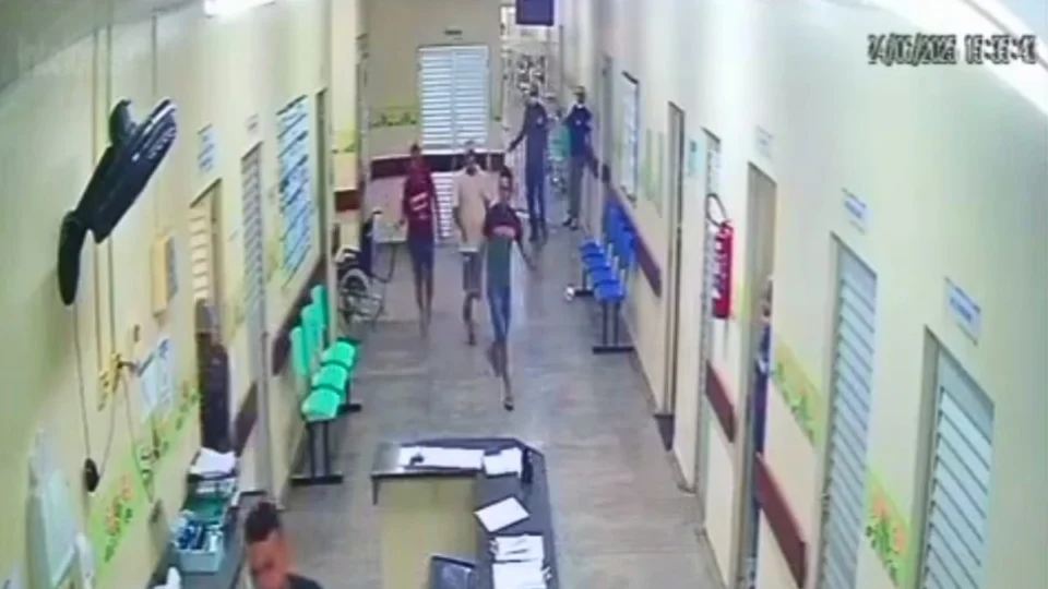 Família invade hospital e causa confusão após morte de idosa no Amazonas; veja vídeo