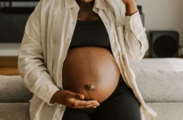 Gêmeas morrem após grávida ser impedida de sair do trabalho para ir ao hospital dar à luz; veja detalhes