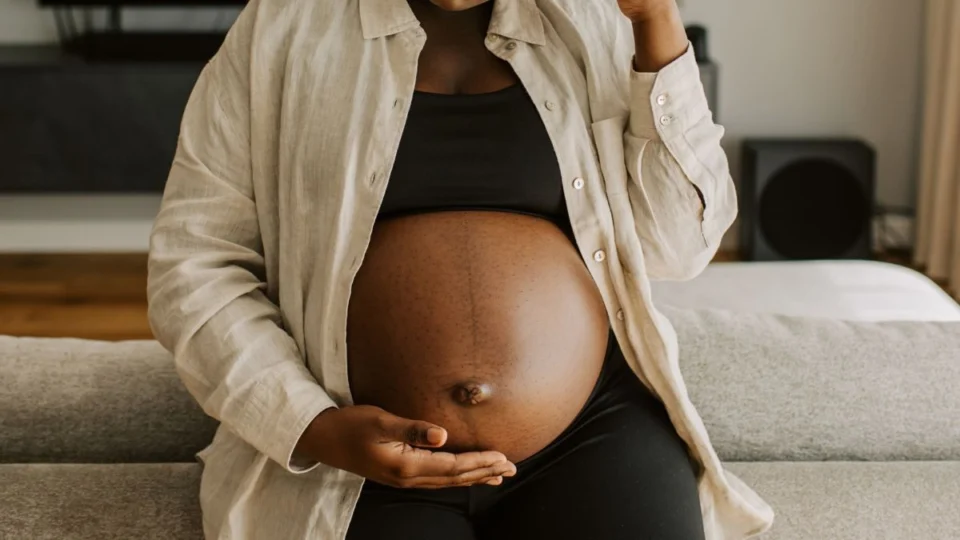Gêmeas morrem após grávida ser impedida de sair do trabalho para ir ao hospital dar à luz; veja detalhes