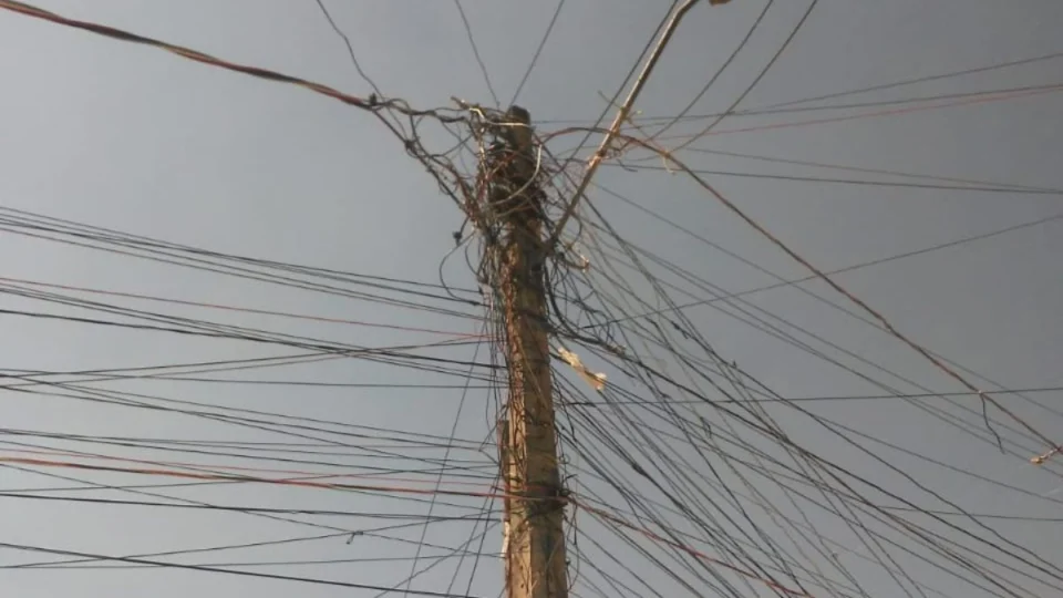 Homem morre eletrocutado ao tentar fazer ‘gato’ em poste de condomínio em Manaus