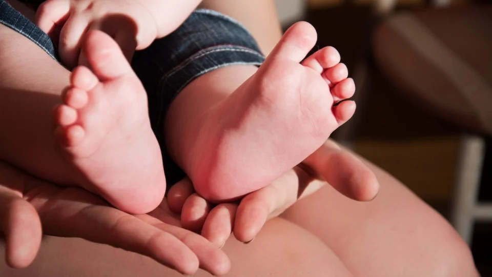 Brasileiras optam por ter menos filhos e adiam maternidade, aponta pesquisa; entenda impacto