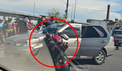 Motociclista é arremessado por cima de carro durante grave acidente em Manaus