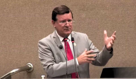 Vereador denuncia possível desvio de recursos do Fundeb em Manaus e cobra explicações da Semed