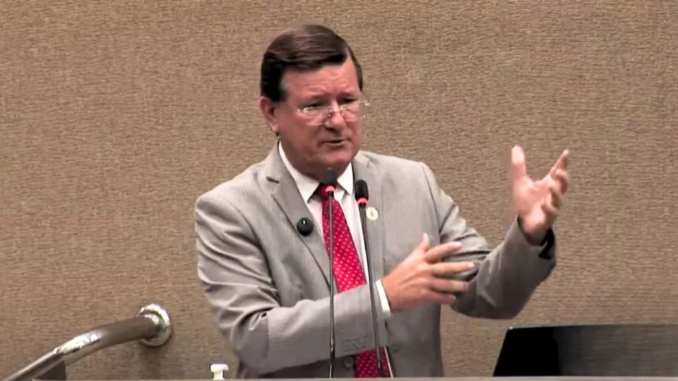 Vereador denuncia possível desvio de recursos do Fundeb em Manaus e cobra explicações da Semed