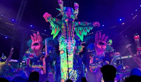 Festival de Parintins: alegoria do sacaca Merandolino rouba a cena na segunda noite