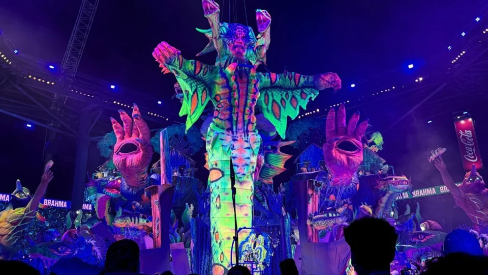 Festival de Parintins: alegoria do sacaca Merandolino rouba a cena na segunda noite