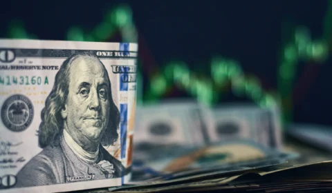 Dólar sobe após ataque de Israel ao Irã e petróleo dispara; mercados operam em alerta