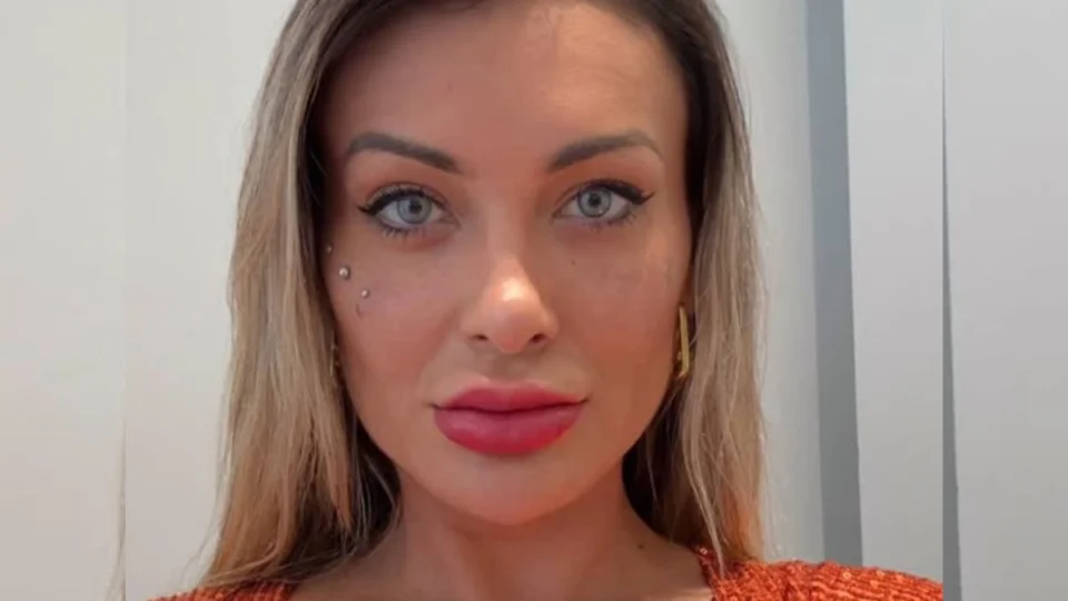 Andressa Urach diz que se arrependeu de procedimento para mudar cor dos olhos