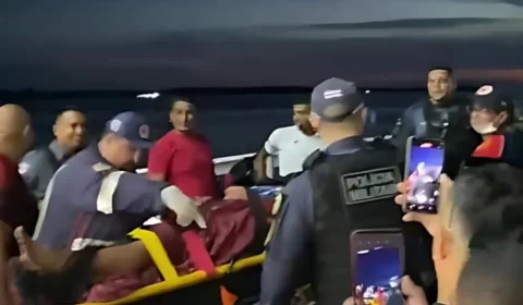 Homem bêbado que pulou no rio a caminho de Parintins é expulso do barco em Itacoatiara; veja vídeo