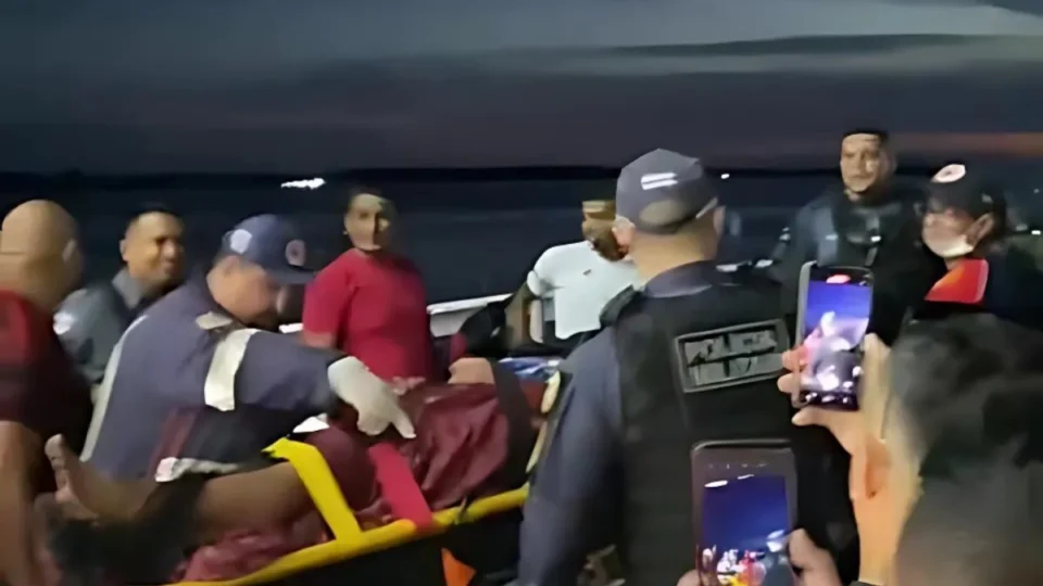 Homem bêbado que pulou no rio a caminho de Parintins é expulso do barco em Itacoatiara; veja vídeo