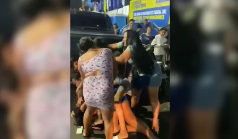 Vídeo mostra briga entre mulheres após tentativa de furar fila da galera do Caprichoso em Parintins