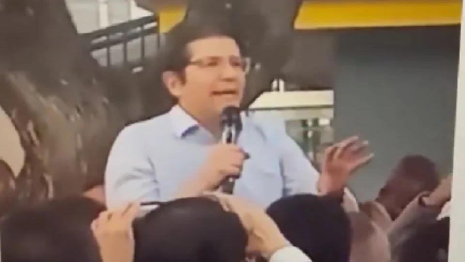 Vídeo mostra momento em que pré-candidato à presidência é baleado em discurso político na Colômbia