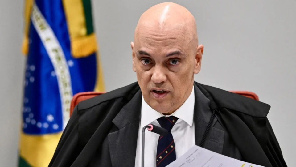 Alexandre de Moraes determina prisão definitiva de Carla Zambelli