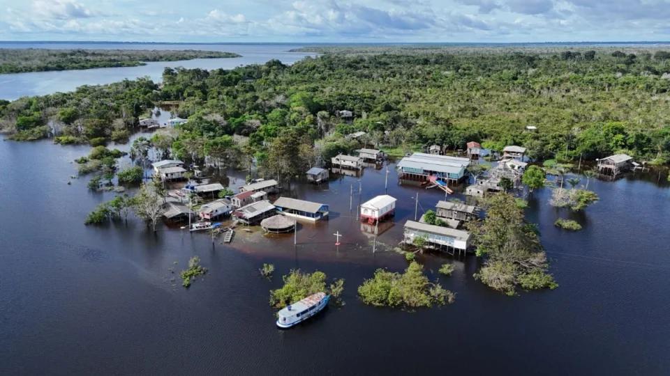 ‘Começa a faltar o básico para a sobrevivência’, diz prefeito de Coari ao decretar situação de emergência devido a cheia de 2025