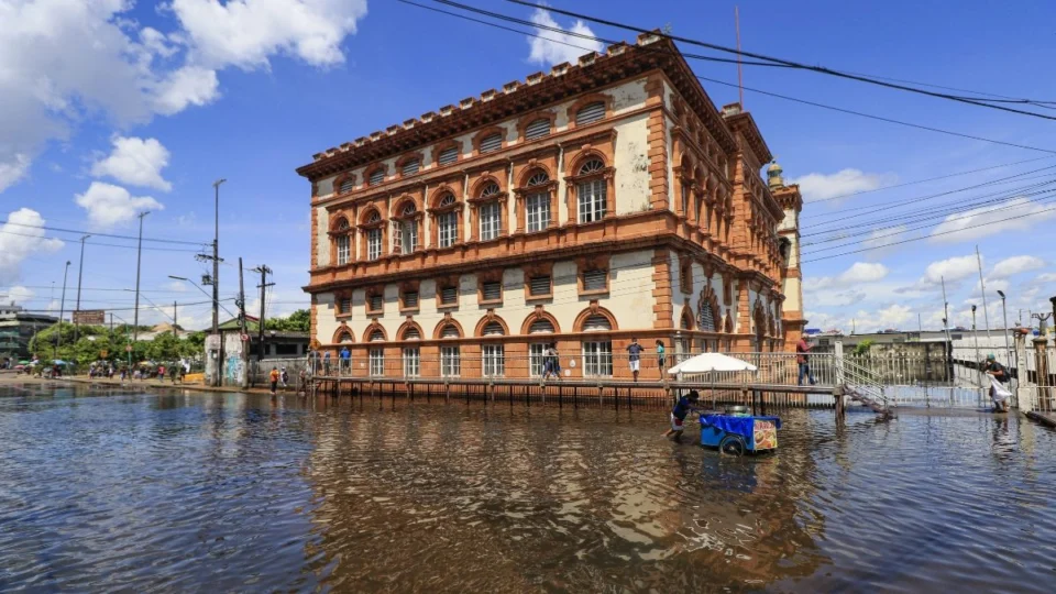 Cheia em Manaus: rio Negro está a menos de 10 centímetros de atingir nível de inundação severa