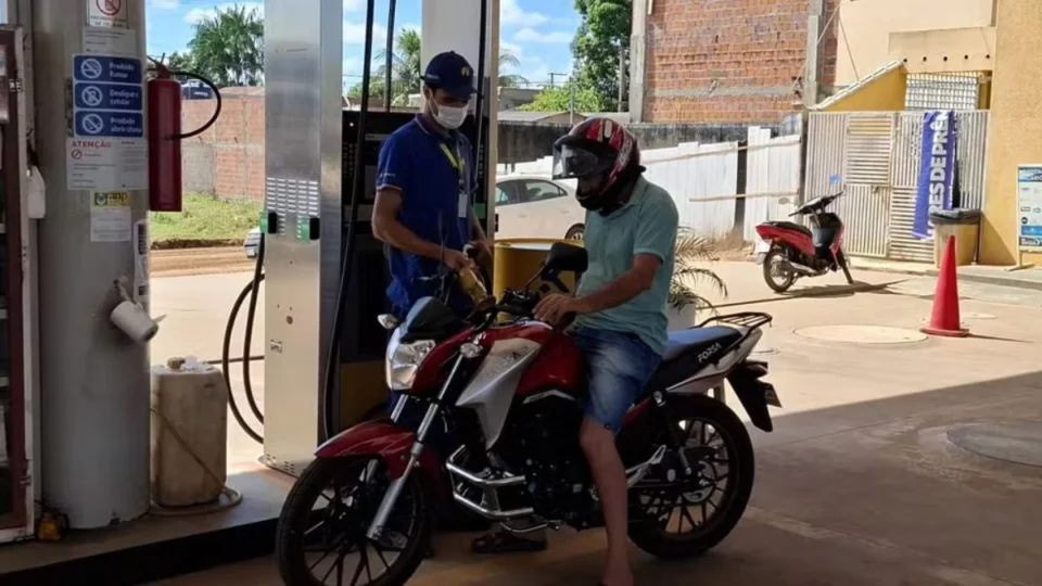 Crise na Bolívia: estrangeiros cruzam fronteira em busca de combustível no Acre