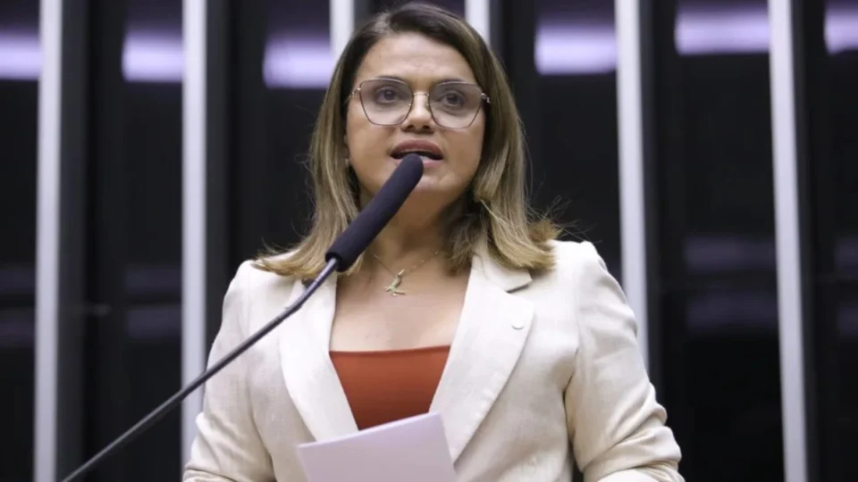Deputada de Roraima se pronuncia sobre suposta operação da PF em sua casa: ‘armação política’