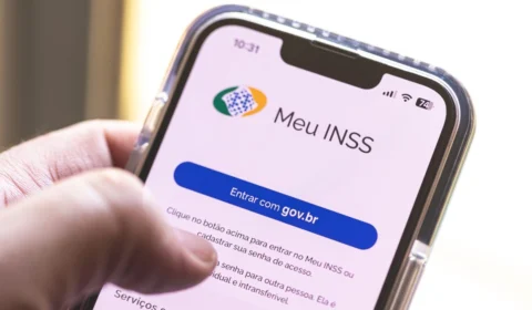 Sem previsão de ressarcimento, crise do INSS completa 2 meses