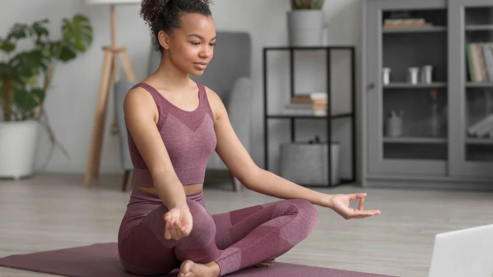 Dia Internacional do Yoga: como fazer yoga e quais posturas praticar em casa
