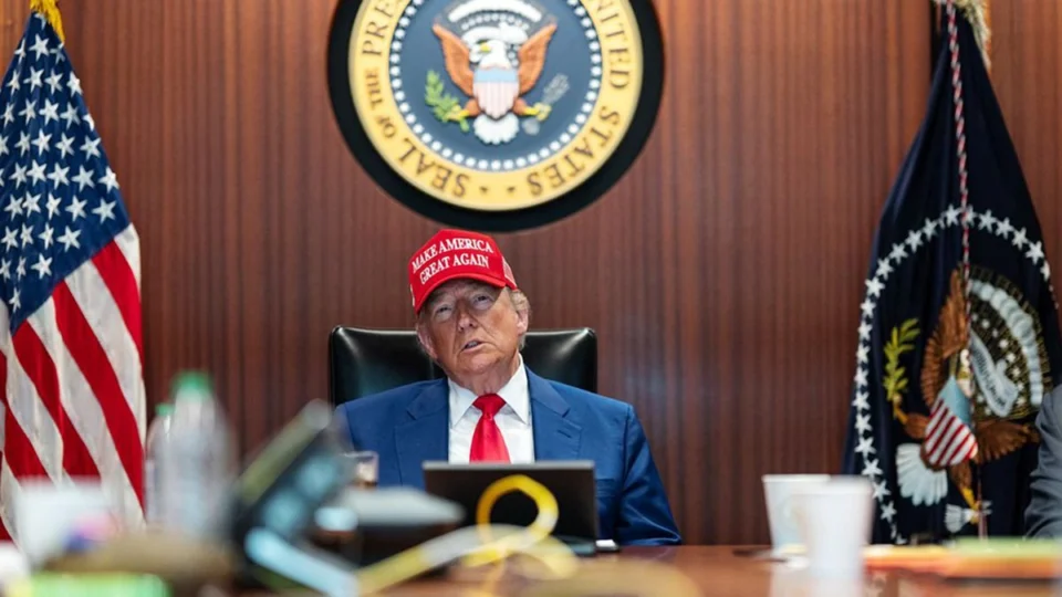 Parlamento iraniano decide fechar Estreito de Ormuz em resposta a ofensiva dos EUA