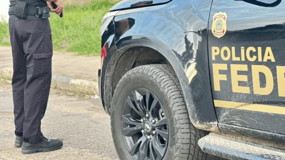 Frentista e ex-servidor usaram cartão de combustível da PRF para desviar dinheiro, diz PF