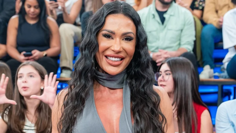 Em culto de Pablo Marçal, Gracyanne Barbosa passa por batismo