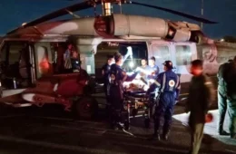 Indígena é resgatado de helicóptero após ser esfaqueado na Terra Yanomami