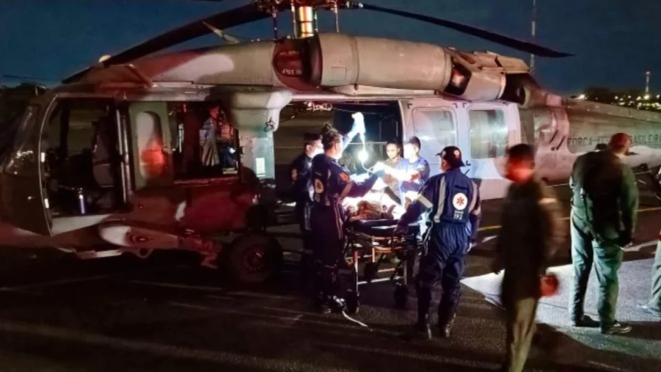 Indígena é resgatado de helicóptero após ser esfaqueado na Terra Yanomami