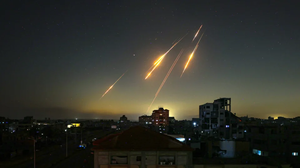 Israel intensifica ataques ao Irã e eleva tensão; entenda o conflito no Oriente Médio