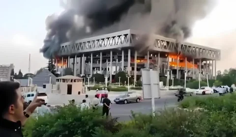 Israel ataca TV estatal do Irã em Teerã e intensifica conflito no Oriente Médio