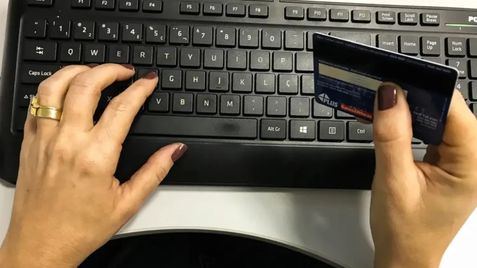 Jovem é alvo de operação por suspeita de fraudar cartões de crédito para comprar vinhos caros em Boa Vista