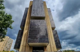 Juros do cartão de crédito disparam e atingem 449,9% ao ano