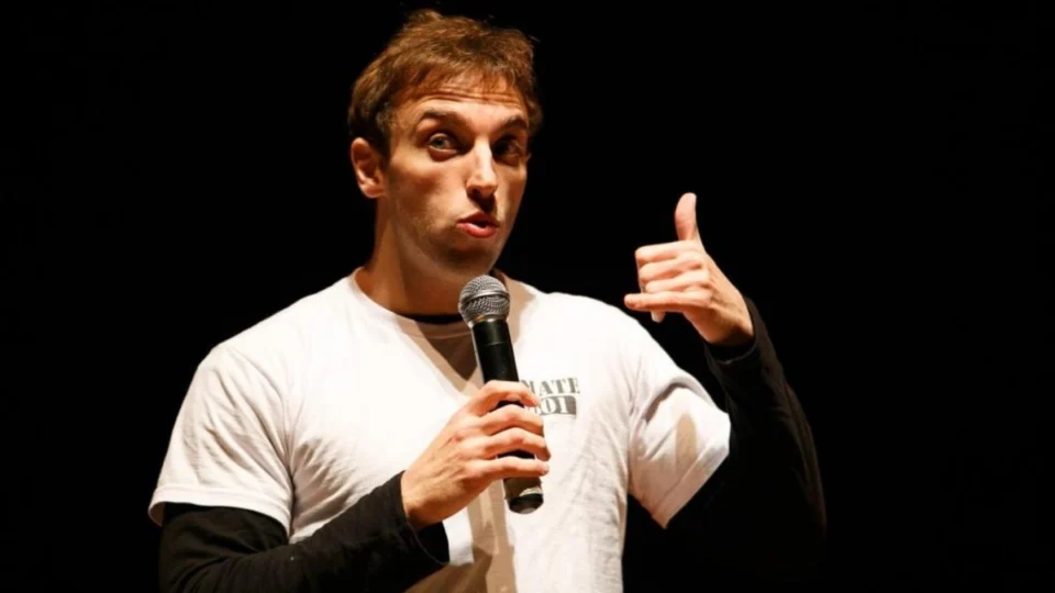 Léo Lins quebra silêncio sobre piadas preconceituosas; veja vídeo