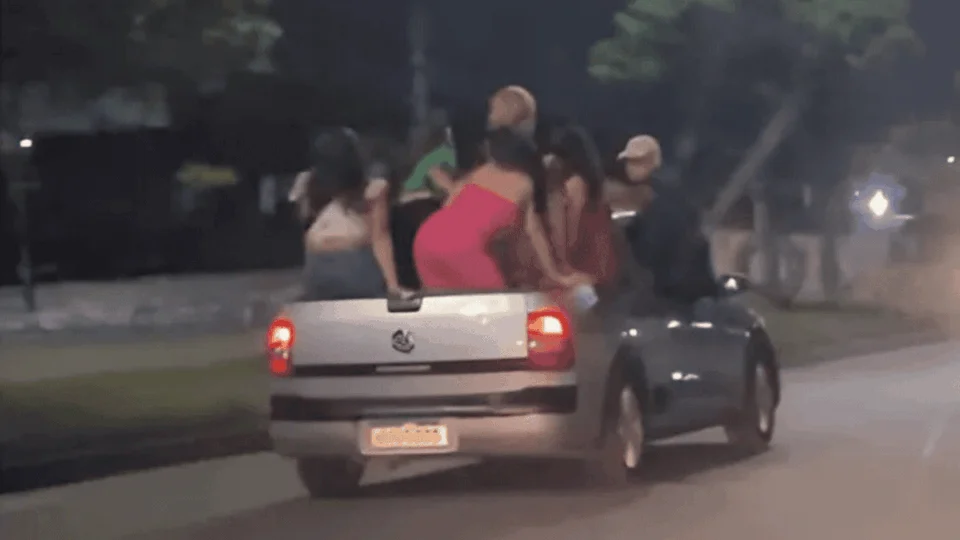 VÍDEO: Mulheres sensualizam dançando funk em carroceria de carro em Manaus e causam alerta