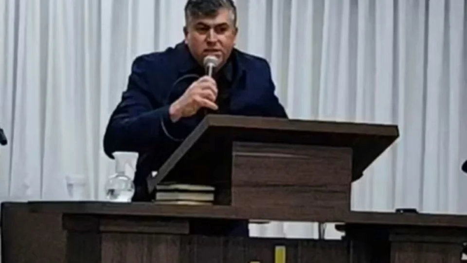 VÍDEO: Pastor morre durante pregação transmitida ao vivo em igreja