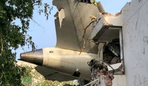 Queda de avião na Índia: uma pessoa sobreviveu e mais de 200 morreram