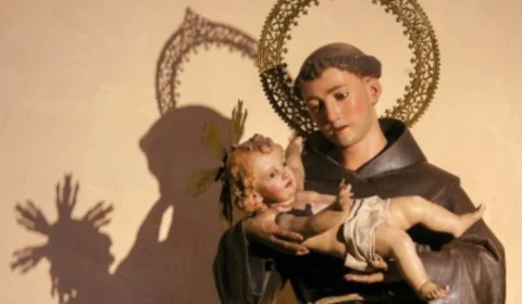 Simpatias para Santo Antônio: como pedir a ajuda do santo para encontrar um amor