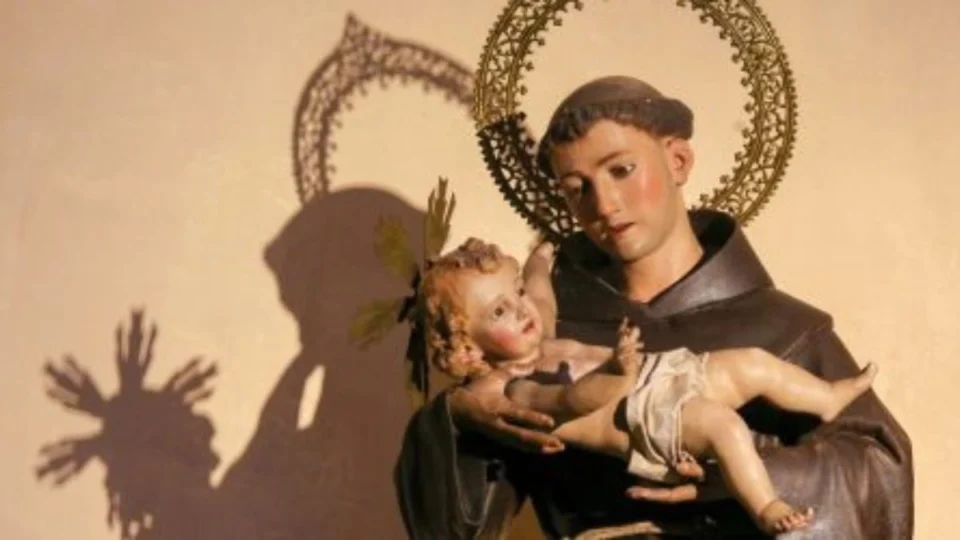 Simpatias para Santo Antônio: como pedir a ajuda do santo para encontrar um amor