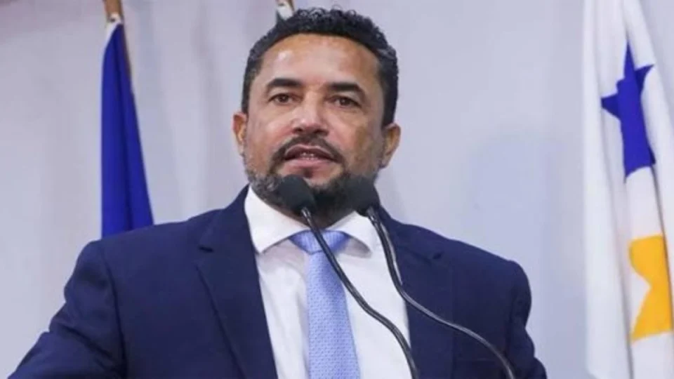 Ex-prefeito de Ji-Paraná é multado em R$ 50 mil por manter contrato irregular