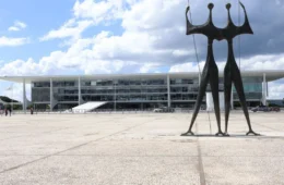 Moraes determina retirada de acampamentos e PM fecha Praça dos Três Poderes